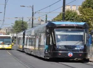 İETT otobüsü Tramvaya çarptı