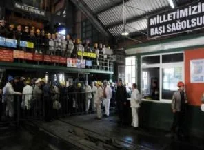 İş bırakan madencilerin yevmiyelerini kestiler