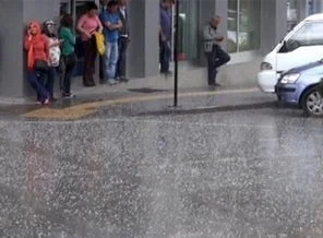 İstanbul'da şiddetli dolu yağışı