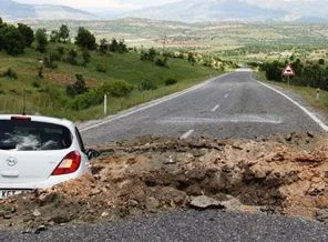 Kapattıkları yola bir de hendek açtılar!