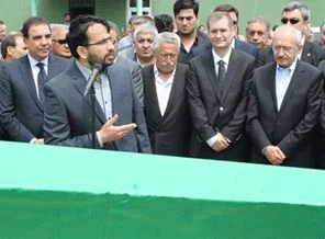 Kılıçdaroğlu amcasının tabutuna para bıraktı