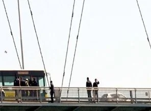 Köprüde intihar girişimi trafiği kilitledi