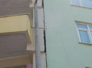 Lapseki'de deprem binaları çatlattı