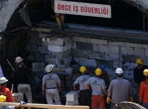 Maden ocağının ağzına tuğla örülüyor