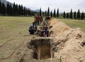 Madenci babasının mezarına bıraktığı ile ağlattı