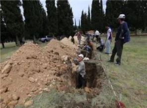 Madenci Şehitliği'nde mezar kazılıyor