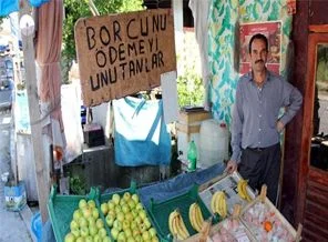 Manav borç takanları teşhir etti