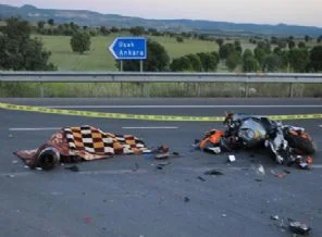 Motosiklet kamyona çarptı: 2 ölü