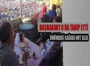 Muharrem İnce elinde simit Başbakanı izledi