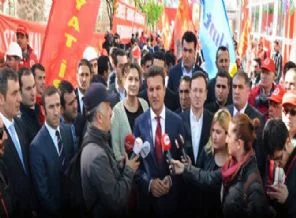 Mustafa Sarıgül 1 Mayıs eyleminde