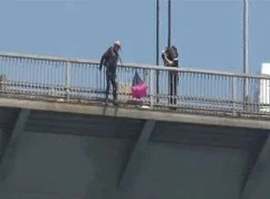 Namık Ekin FSM'den paraşütle atladı