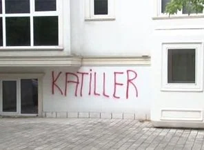 O binaya 'katiller' ifadesi yazıldı