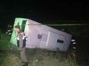 Öğrencileri taşıyan midibüs devrildi
