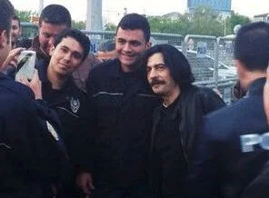 Okan Bayülgen Taksim'de polislerle poz verince olan oldu!