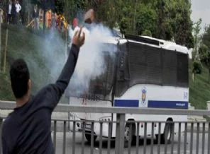 Okmeydanı'nda polis aracına taşlı saldırı