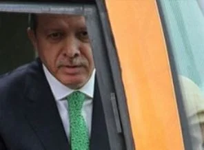 Pankartı görünce otobüsü durdurdu