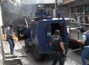 Polis havaya ateş açtı