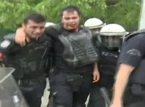 Polis memuru taşların hedefi oldu