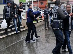 Polisin gözleri önünde muhabire uçan tekme!