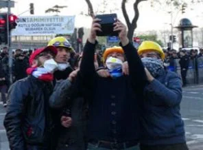 Polislerle 1 Mayıs için selfie pozu