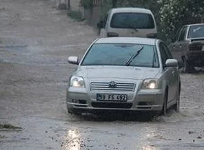 Sağanak yağış yol kapattı