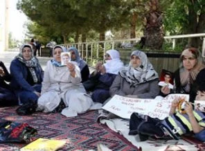 Seslerini duyurmak için oturma eylemi başlattılar