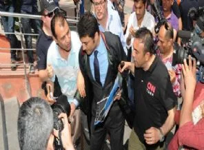 Şirketin avukatı öfkeli kalabalıktan zor kurtuldu