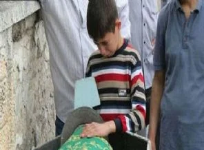 Soma'da madenci çocuğunun yürek burkan fotoğrafı