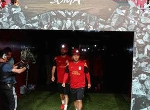 Soma için sahaya baretle çıktılar