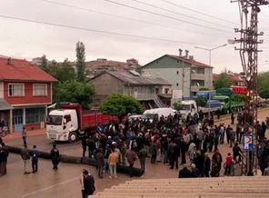 Son ölüme isyan edip şehirler arası yolu kapattılar!