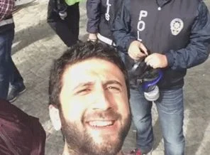 Taksim'de polisin önünde selfie çeken eylemci