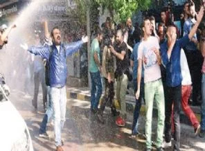Taş atacaksan gelme