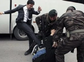 Tekme atan o müşavirin adı orada daha duruyor!