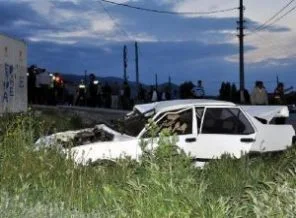 Tren otomobile çarptı