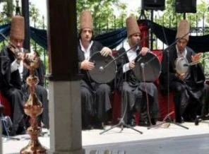 Türbede düğün emeklilik getirdi