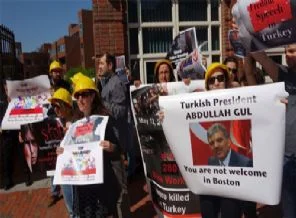 Türk öğrencilerden Gül'e çirkin tepki