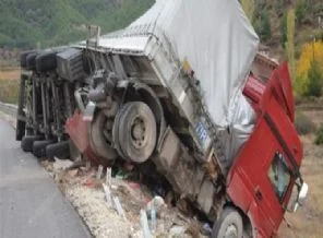 Türk TIR'ları toprak altında kaldı!