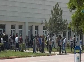Üniversite karıştı:12 yaralı