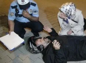 Yaralı eşinin başından ayrılmadı