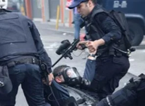 Yaralı polisi arkadaşları böyle taşıdı