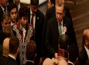 Yargı törenlerinde kürsü düzenlemesi