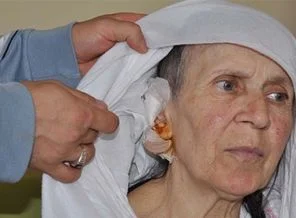 Yaşlı kadın sokak ortasında dehşeti yaşadı