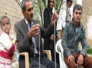 Yılanlar ile aynı eve yaşıyor