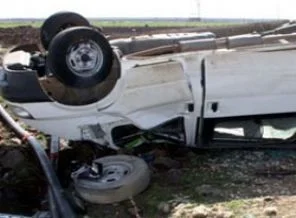 Yüksekova'da öğrenci servisi devrildi: 17 yaralı