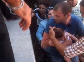 8 aylık bebek raylara düştü