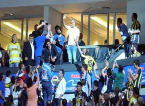 Alex, derbi maçı izledi