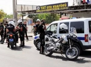 Antalya'da polise taşlı saldırı