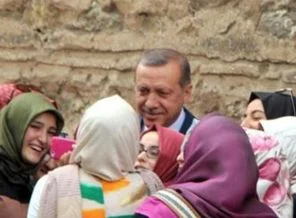 Başbakan'dan kız öğrencilerle selfie