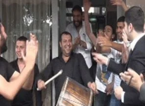 Baskın yapan polise davul zurnalı karşılama