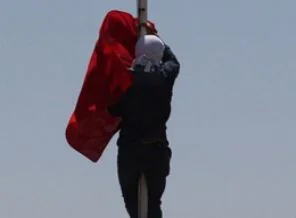 Bayrağı indirenin kimliği belli oldu!
